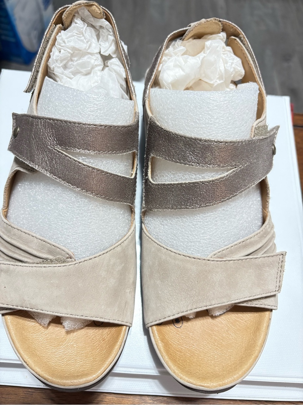 Earth Brand Women's Beige and Metallic Bronze Comfort Sandals